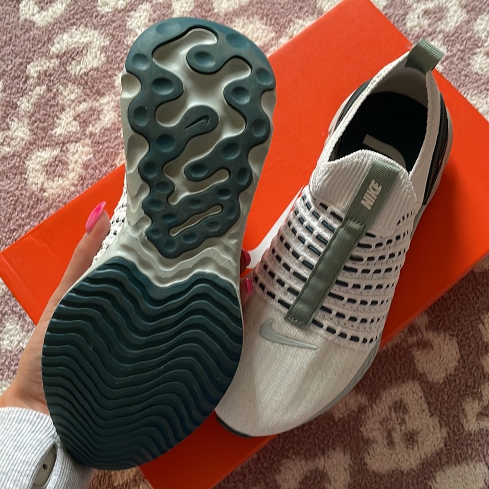 Nike React Phantom Run, Green And White Size 6.5 - image 2